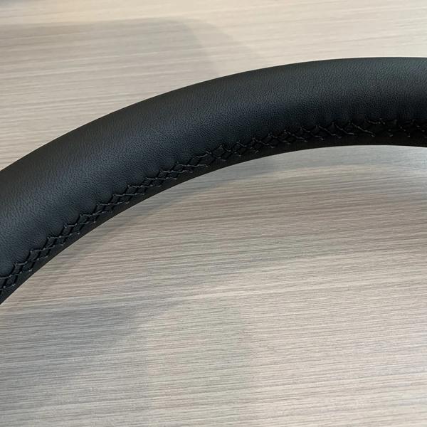 ユニバーサルレザースポーツステアリングホイール,ブラック