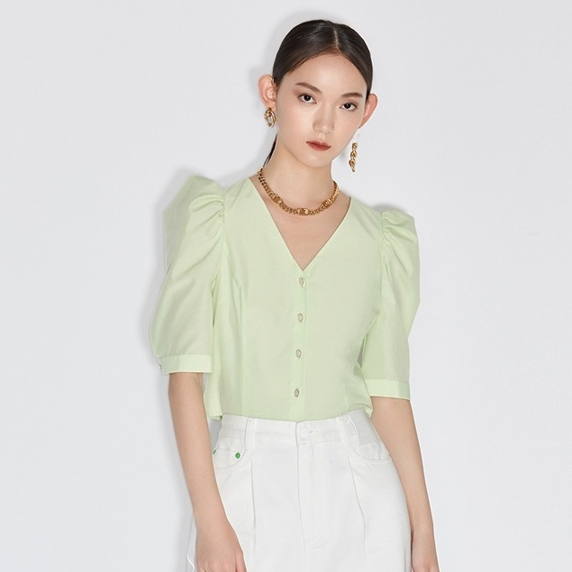 パフスリーブ　ブラウス　トレンド　韓国　レディース　Vネック　アンティーク　派手　オフィス　パーティー　半袖　セクシー　小顔　着やせ　モダン　主役　存在感　デート　オフィス　ОL　通勤　女子会　今っぽ　大人可愛い　大人女子　こなれ感　20代　30代　40代　5分袖