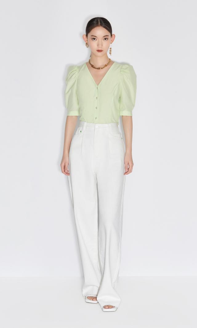 パフスリーブ　ブラウス　トレンド　韓国　レディース　Vネック　アンティーク　派手　オフィス　パーティー　半袖　セクシー　小顔　着やせ　モダン　主役　存在感　デート　オフィス　ОL　通勤　女子会　今っぽ　大人可愛い　大人女子　こなれ感　20代　30代　40代　5分袖 パフスリーブ ブラウス トレンド 韓国 レディース Vネック