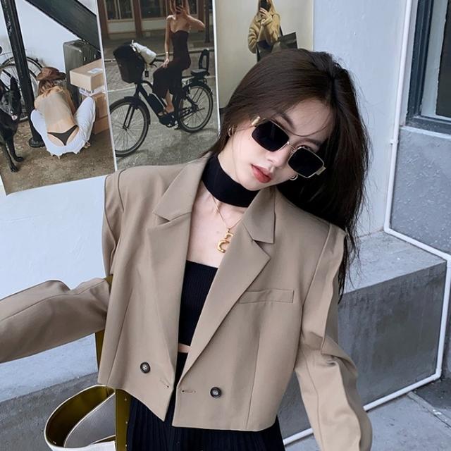 ショート丈 ジャケット テーラードジャケット レディース バックデザイン スーツ 抜け感 セクシー アウター 長袖 春 秋 トレンド 個性的 個性派 上品 かっこいい こなれ感 肩パッド オシャレ お洒落 かわいい 大人可愛い デザインカット カット 穴あき ハイウエスト