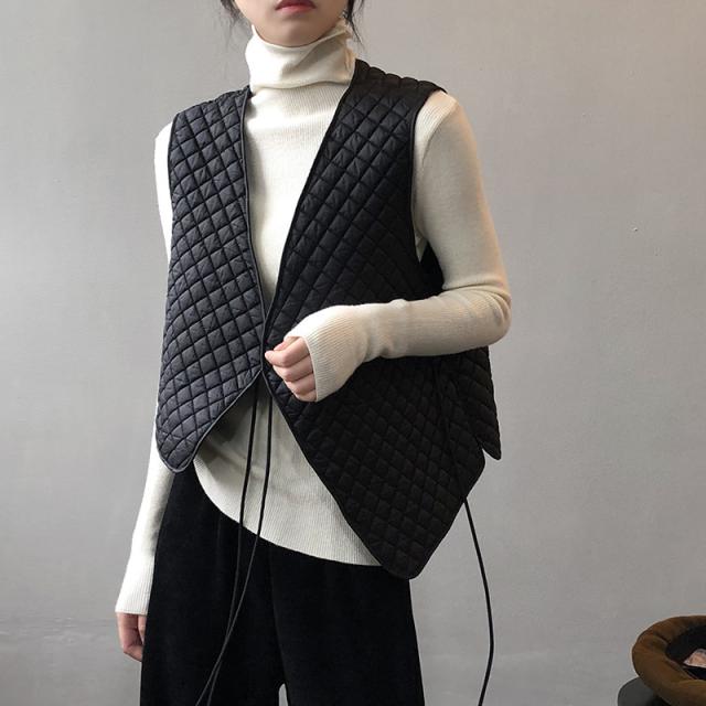 ベスト キルティング アシンメトリー 前開き レディース Vネック ノースリーブ オシャレ お洒落 Iライン ストレート かわいい 大人可愛い 20代 30代 40代 50代 60代 着回し 重ね着 シンプル カジュアル ラフ ジレ チョッキ 無地 ベージュ ブラック 黒 体型カバー ゆったりの通販は 5,280円