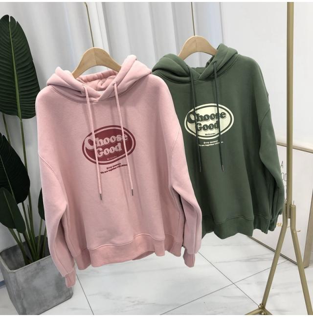 トップス パーカー 5色 裏ボア スウェット トレーナー フード付き 長袖 レディース ゆったり 大きめ ワイド シンプル カジュアル ラフ 無地 ロゴ入り グレー ピンク グリーン レッド ホワイト ルーズ ゆる リラックス 部屋着 ルームウェア 萌え袖 体型カバー 着痩せ 細見えの通販は