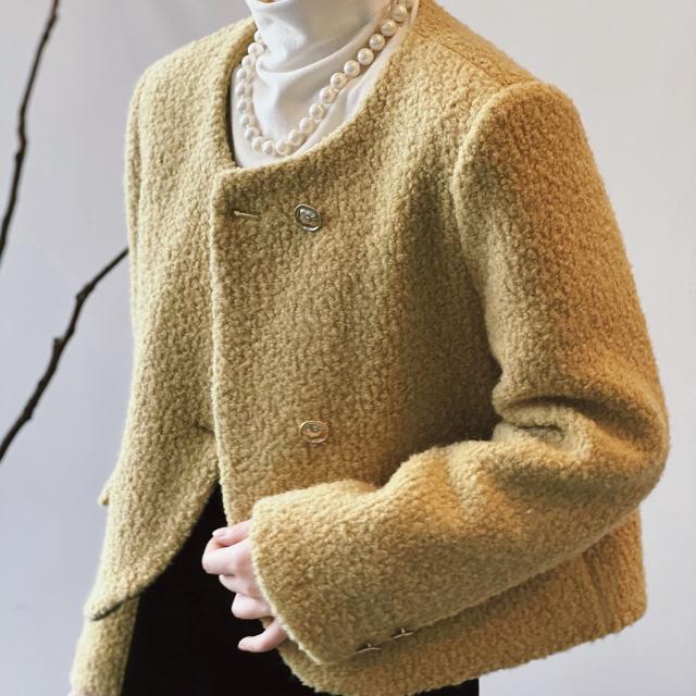 アウター ジャケット ボア ノーカラー レディース 長袖 エレガント 上品 きれいめ キルティング 中綿 高級感 かわいい 大人可愛い ショート丈 脚長 美脚 スタイルアップ オシャレ お洒落 シンプル カジュアル モダン シック トレンド 韓国 流行 春 秋 冬 前開き ボタン