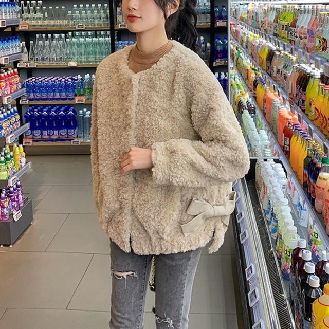 リボン付きショートボアコート アウター レディース コート ボアコート リボン ノーカラーコート ジャケット クルーネック 襟無し ボア 異素材 切り替え ベージュ ブラウン 茶色 大人可愛い きれいめ 上品 エレガント ガーリー マニッシュ ルーズ キュート レトロ おしゃれ