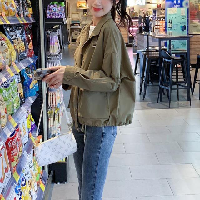 ミリタリージャケット アウター レディース ブルゾン ジャケット ポケット付き ハイネック 裾紐付き ドロップショルダー 無地 緑 赤 グリーン レッド 大人可愛い きれいめ 上品 エレガント ガーリー マニッシュ ルーズ キュート レトロ クール 大人女子 おしゃれ シンプル