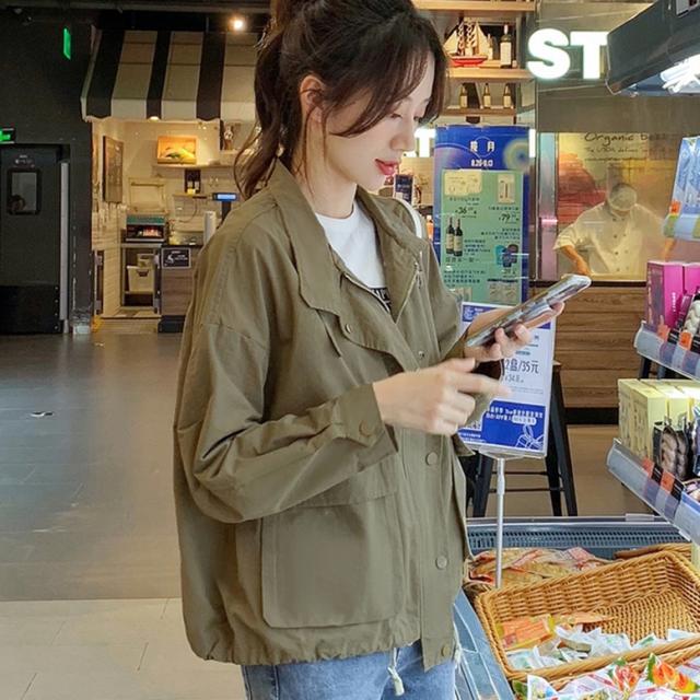 ミリタリージャケット アウター レディース ブルゾン ジャケット ポケット付き ハイネック 裾紐付き ドロップショルダー 無地 緑 赤 グリーン レッド 大人可愛い きれいめ 上品 エレガント ガーリー マニッシュ ルーズ キュート レトロ クール 大人女子 おしゃれ シンプル