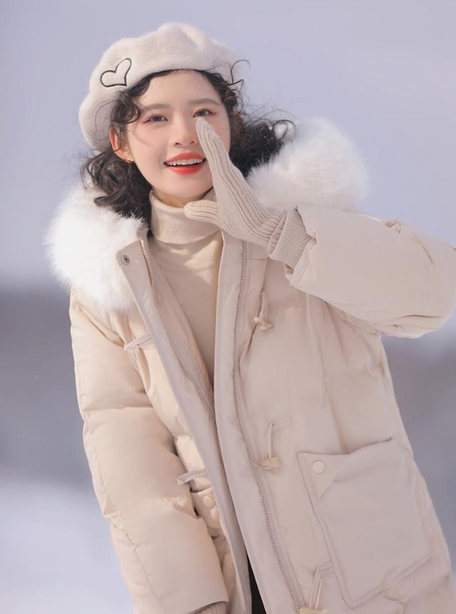 ファー付きクリーム色ダウンジャケット モンクレール クリーム色フード