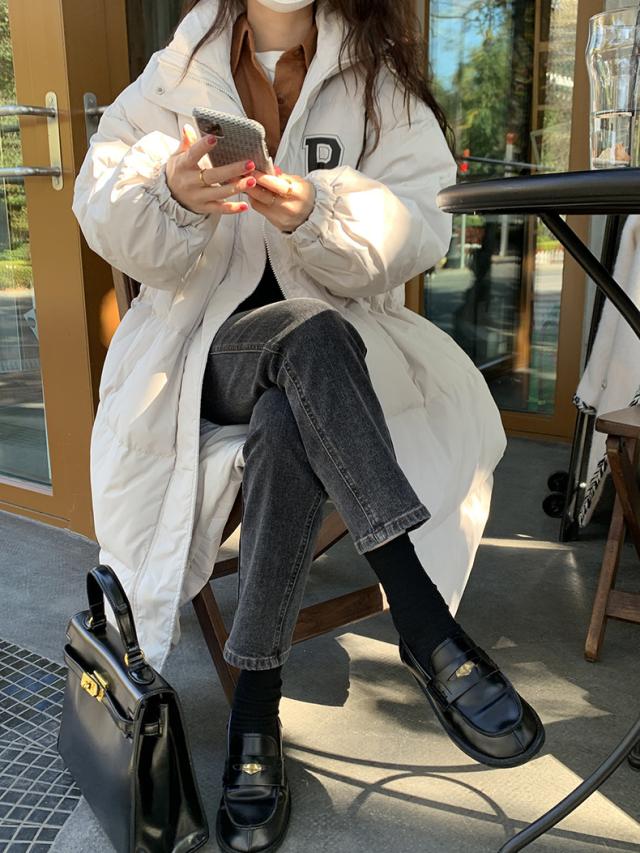 アウター レディース ロングダウンジャケット コート 長袖 スタンドカラー 英字ロゴ Iライン もこもこ モコモコ ポケット ファスナー ジップアップ 前開き かわいい 大人可愛い シンプル カジュアル おしゃれ お洒落 かっこいい こなれ感 ラフ メンズライク スポーティー アウター レディース ロングダウンジャケット コート 長袖 スタンド