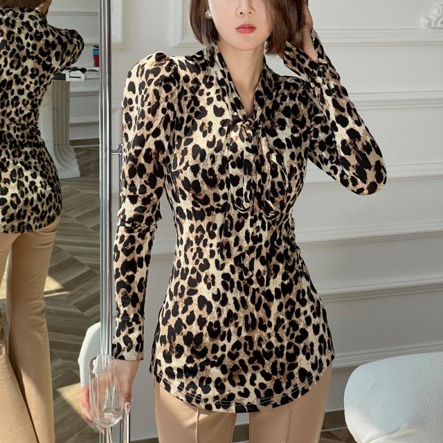 トップス レディース シャツ ブラウス 前開き ボタン 長袖 パフスリーブ ボリューム袖 ボウタイ リボン ウエストシェイプ 大人 セクシー お洒落 おしゃれ 華やか ゴージャス レトロ 大人っぽい 個性的 クール 存在感 とろみ感 S M L XL 茶系 ブラウン 豹柄 ヒョウ柄