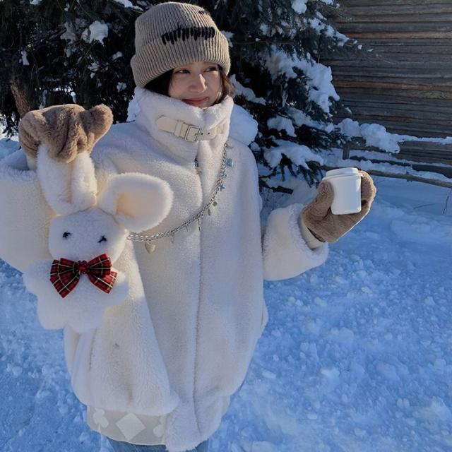 ファーコート アウター コート 長袖 もこもこ モコモコ ファスナー ポケット 前開き ウール 厚手 かわいい カジュアル おしゃれ お洒落 こなれ感 ラフ ラブリー キュート ガーリー ルーズ 個性的 存在感 無地 柄 冬 10代 20代 30代 レディース デート お出かけ 女子会 休日