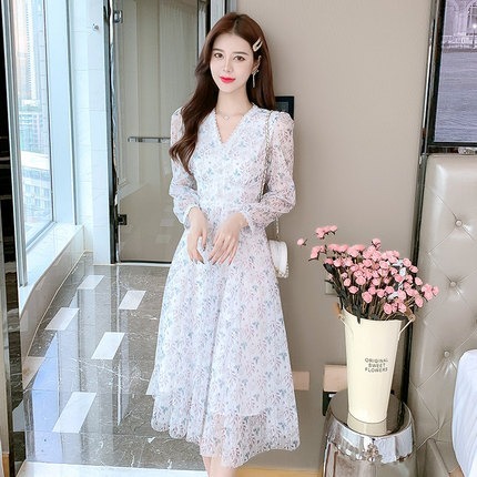 ワンピース デート フレアワンピース 膝下 ミモレ ミモレ丈 袖あり 長袖 パフスリーブ Vネック 襟なし フレア Aライン 切り替えデザイン かわいい 大人可愛い きれいめ 大人 上品 おしゃれ レトロ 大人女子 こなれ感 ラブリー キュート ガーリー 花柄 小花柄 フラワー