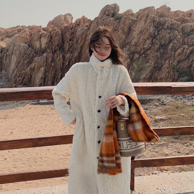 アウター コート ロング丈 袖あり 長袖 萌袖 スタンドカラー ワイド もこもこ ふわふわ 前開き イミテーションファー かわいい 大人可愛い カジュアル お洒落 ラフ ラブリー キュート ガーリー ルーズ 個性的 主役級 存在感 無地 秋 冬 10代 20代 30代 40代 レディース 女性用 アウター コート ロング丈 袖あり 長袖 萌袖 スタンドカラー ワイド