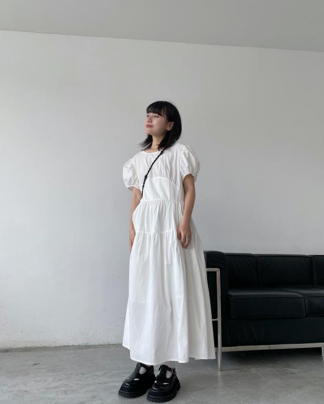 夏 カジュアル ドレス ロングスカート ワンピドレス ロング丈 袖あり 半袖 パフスリーブ ラウンドネック 襟なし スリム 細身 リボン ふわふわ ファスナー ハイウエスト 透け感 薄手 普通生地（春夏用） 大人可愛い シンプル おしゃれ レトロ こなれ感 キュート モダン 無地 夏