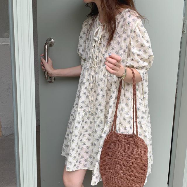 夏 フラワー ルーズ ドレス ショートスカート プリーツスカート ワンピドレス ショート丈 袖あり 半袖 パフスリーブ Vネック 襟付き リボン ふわふわ 透け感 ルーズウエスト 薄手 異素材MIX 普通生地（春夏用） かわいい 大人可愛い シンプル カジュアル お洒落 レトロの通販は 4,987円