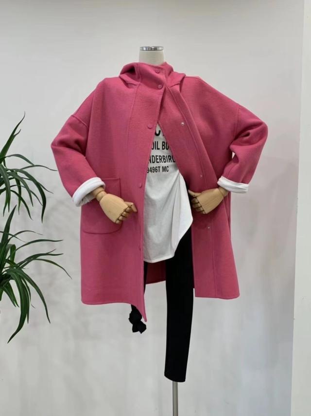 アウター コート 上着 膝上 袖あり 長袖 ドロップショルダー ワイド フード付き ポケット 前開き ウール かわいい 大人可愛い きれいめ シンプル カジュアル おしゃれ お洒落 大人女子 こなれ感 ラフ ルーズ 主役級 存在感 抜け感 無地 秋 冬 10代 20代 30代 40代 50代 60代の通販は