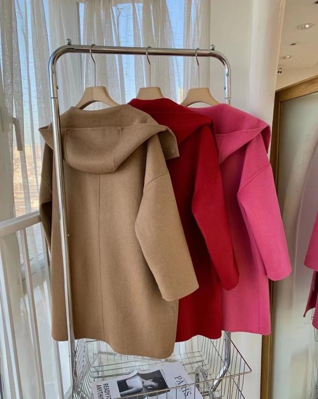 アウター コート 上着 膝上 袖あり 長袖 ドロップショルダー ワイド フード付き ポケット 前開き ウール かわいい 大人可愛い きれいめ シンプル カジュアル おしゃれ お洒落 大人女子 こなれ感 ラフ ルーズ 主役級 存在感 抜け感 無地 秋 冬 10代 20代 30代 40代 50代 60代の通販は