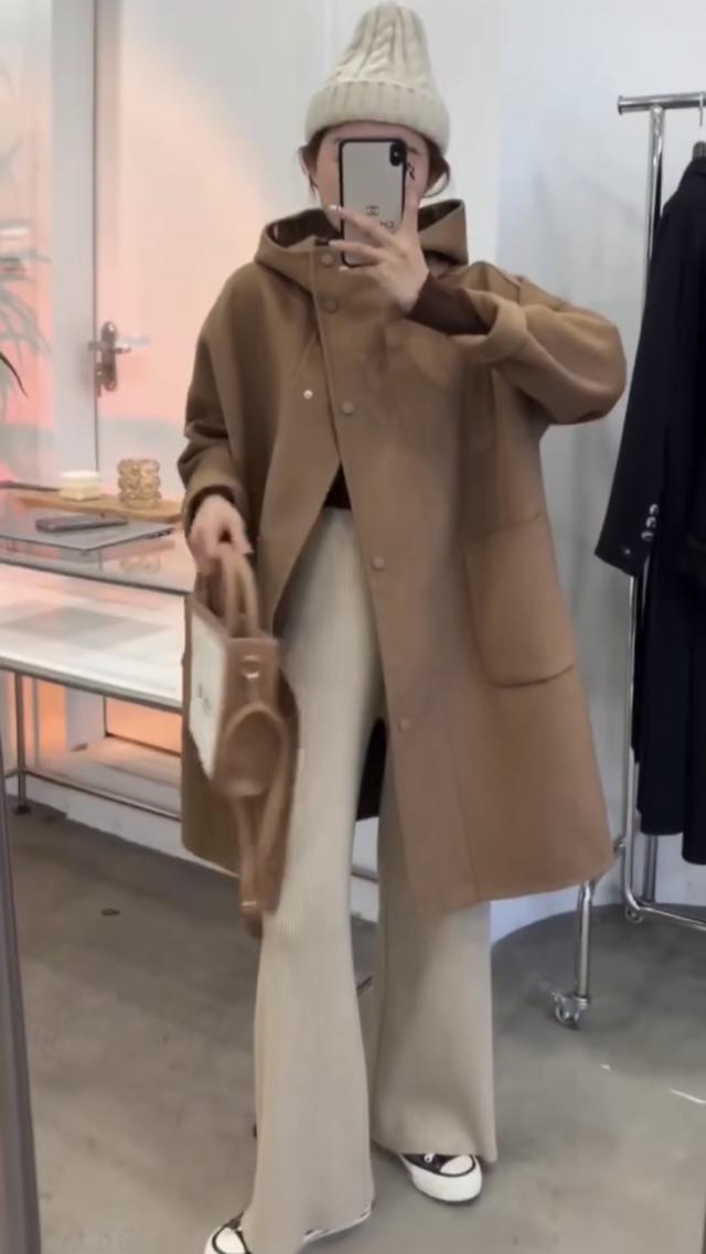 アウター コート 上着 膝上 袖あり 長袖 ドロップショルダー ワイド フード付き ポケット 前開き ウール かわいい 大人可愛い きれいめ シンプル カジュアル おしゃれ お洒落 大人女子 こなれ感 ラフ ルーズ 主役級 存在感 抜け感 無地 秋 冬 10代 20代 30代 40代 50代 60代の通販は