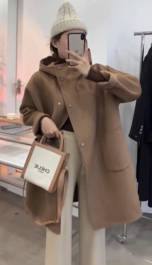 アウター コート 上着 膝上 袖あり 長袖 ドロップショルダー ワイド フード付き ポケット 前開き ウール かわいい 大人可愛い きれいめ シンプル カジュアル おしゃれ お洒落 大人女子 こなれ感 ラフ ルーズ 主役級 存在感 抜け感 無地 秋 冬 10代 20代 30代 40代 50代 60代の通販は