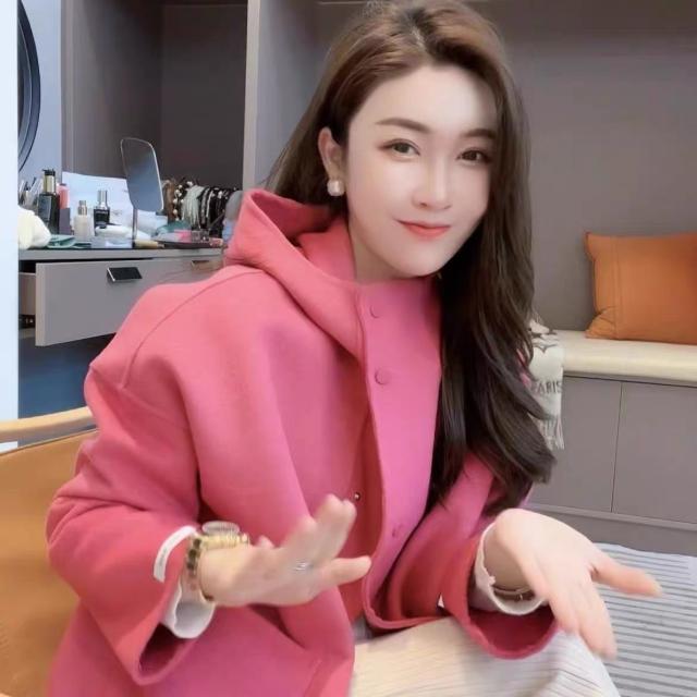 アウター コート 上着 膝上 袖あり 長袖 ドロップショルダー ワイド フード付き ポケット 前開き ウール かわいい 大人可愛い きれいめ シンプル カジュアル おしゃれ お洒落 大人女子 こなれ感 ラフ ルーズ 主役級 存在感 抜け感 無地 秋 冬 10代 20代 30代 40代 50代 60代の通販は