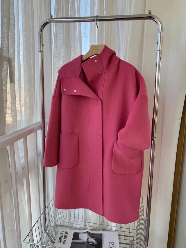 アウター コート 上着 膝上 袖あり 長袖 ドロップショルダー ワイド フード付き ポケット 前開き ウール かわいい 大人可愛い きれいめ シンプル カジュアル おしゃれ お洒落 大人女子 こなれ感 ラフ ルーズ 主役級 存在感 抜け感 無地 秋 冬 10代 20代 30代 40代 50代 60代の通販は