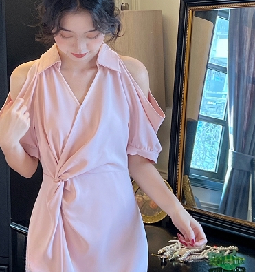 肩見せ 個性的 ワンピース スリットワンピース ロング マキシ スリット 半袖 Iライン フレアスカート 大人可愛い シンプル カジュアル おしゃれ 大人女子 セクシー こなれ感 ラフ ルーズ 主役級 存在感 無地 春 夏 秋 10代 20代 30代 40代 50代 60代 レディース 女性用 デート