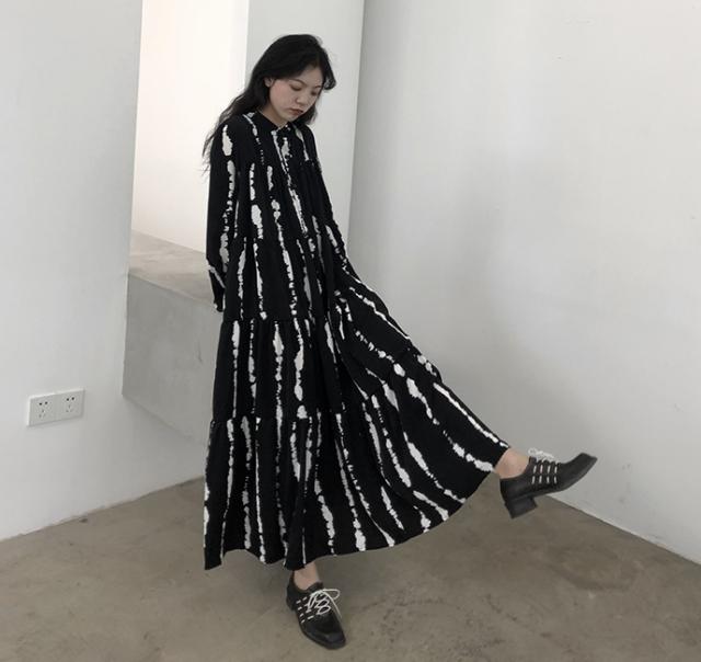 シャツワンピース ティアードワンピース ロング丈 長袖 襟なし Aライン きれいめ おしゃれ こなれ感 モード系 柄 オールシーズン デート お出かけ 普段使い 楽ちん 体系カバー ブラック モノトーン