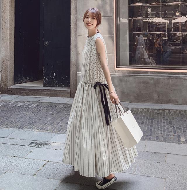 ワンピース ロング丈 ノースリーブ ラウンドネック Aライン 切り替えデザイン リボン ウエストリボン 大人可愛い きれいめ シンプル ガーリー ストライプ 春 夏 秋 デート お出かけ 休日 リゾート 旅行 体系カバー ホワイト