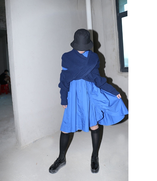 シャツワンピース ショート丈 膝上 長袖 ホルンスリーブ Vネック スタンドカラー セミフレア Aライン 切り替えデザイン おしゃれ かっこいい こなれ感 個性的 モード系 無地 春 秋 冬 デート お出かけ 休日 着回し 普段使い 重ね着 ブラック ブルー シャツワンピース ショート丈 膝上 長袖 ホルンスリーブ Vネック