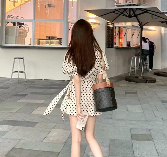 ワンピース シャツワンピース ミニ丈 ショート丈 袖あり 半袖 パフスリーブ Vネック カシュクール 襟付き タイト リボン ウエストマーク ウエストリボン 前開き 大人可愛い きれいめ シンプル おしゃれ お洒落 キュート ガーリー ドット柄 水玉 春 夏 秋 10代 20代 30代 ワンピース シャツワンピース ミニ丈 ショート丈 袖あり 半袖