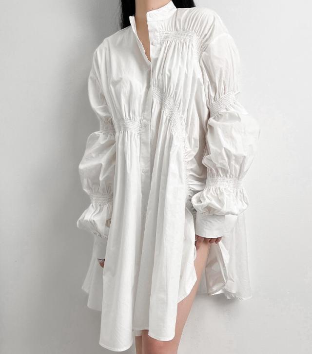 ワンピース 白シャツ シャツワンピース 膝丈 ひざ丈 袖あり 長袖 萌袖 ランタンスリーブ 襟なし セミフレア Aライン 前開き ふんわり 綿 かわいい 大人可愛い カジュアル おしゃれ お洒落 大人女子 こなれ感 ラフ ラブリー キュート ガーリー ルーズ 個性的 モード系 主役級