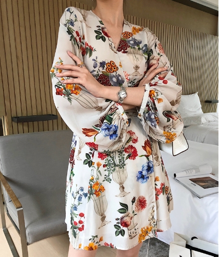レトロ風 セーター ワンピース ミニ 長袖 ボリューム袖 ワイド Vネック カシュクール 襟なし Aライン 薄手 大人可愛い きれいめ お洒落 レトロ エキゾチック ラブリー セクシー 主役級 存在感 花柄 フラワー 夏 20代 30代 レディース 女性用 ママ デート お出かけ イベント