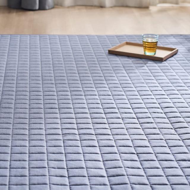 アイリスオーヤマ 先染め生地の深みあるキルトラグ 185×240cm ブルー ご自宅で洗濯可能 キルティング加工なのでお掃除ラクラク 折り畳みの通販は 7,019円