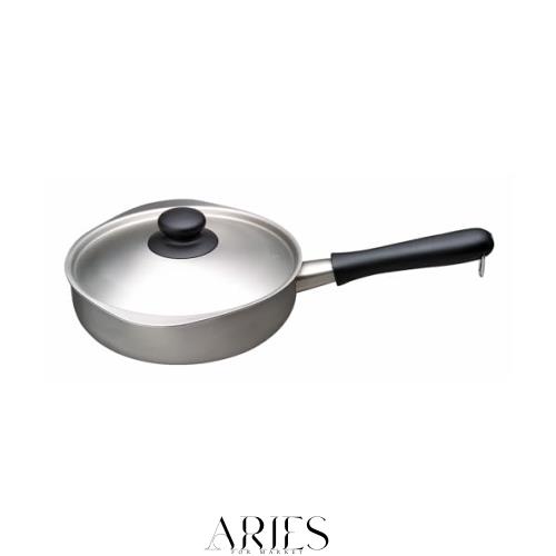 柳宗理(Yanagi Sori) ステンレス片手鍋22cm IH対応 アルミ三層鋼 蓋付き 日本製 左右に張り出した注ぎ口 利き手を選ばない 注ぎやすいデ