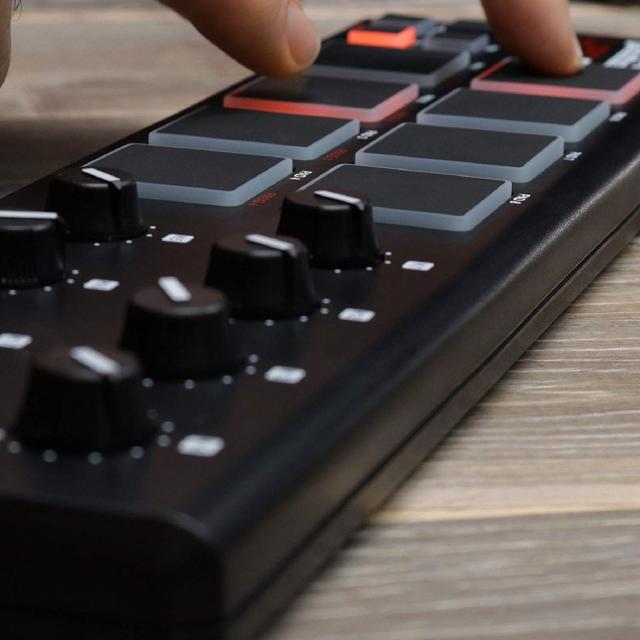 アカイ Professional USB MIDIコントローラー 8パッド Amazon | Akai Professional USB MIDIキーボードコントローラー