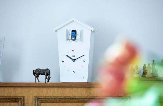 KOOKOO（クークー）バードハウス 白色 12種類の鳥のさえずりが時を告げる 振り子 時計 12種類の鳥の声が楽しめる壁掛け時計 カッコー時計_4