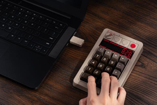 8BitDo レトロ 18 メカニカル テンパッド、電卓モードをサポート、 Windows および Android 用 Bluetooth/2.4G/有線テンパッド(C64)_1