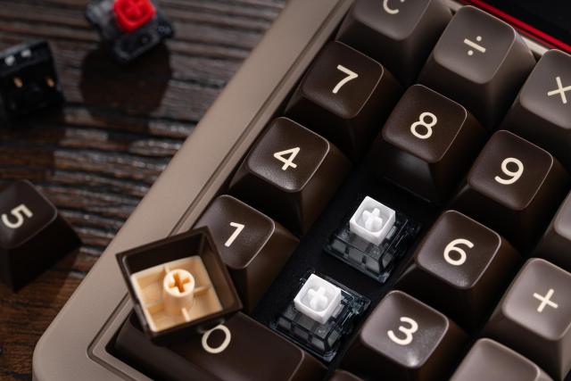 8BitDo レトロ 18 メカニカル テンパッド、電卓モードをサポート、 Windows および Android 用 Bluetooth/2.4G/有線テンパッド(C64)_4