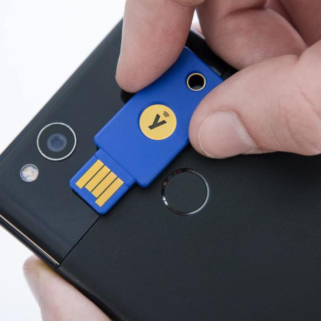 Yubico FIDOセキュリティキー NFC - FIDO U2F/FIDO2/USB-A ポート/NFC/2段階認証/高耐久性/耐衝撃性/防水 Keychain_3