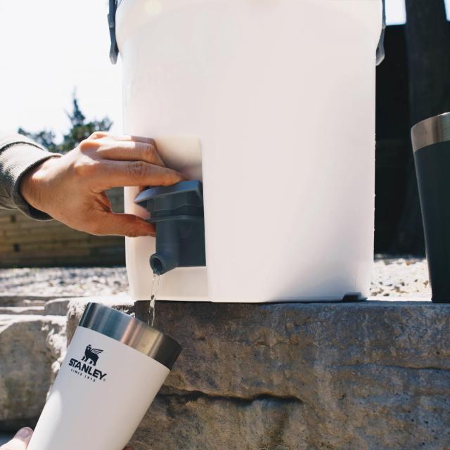 STANLEY(スタンレー) ウォータージャグ 7.5L ホワイト 保冷 頑丈 水分補給 氷入れ スポーツ アウトドア キャンプ 釣り レジャー 保証 019