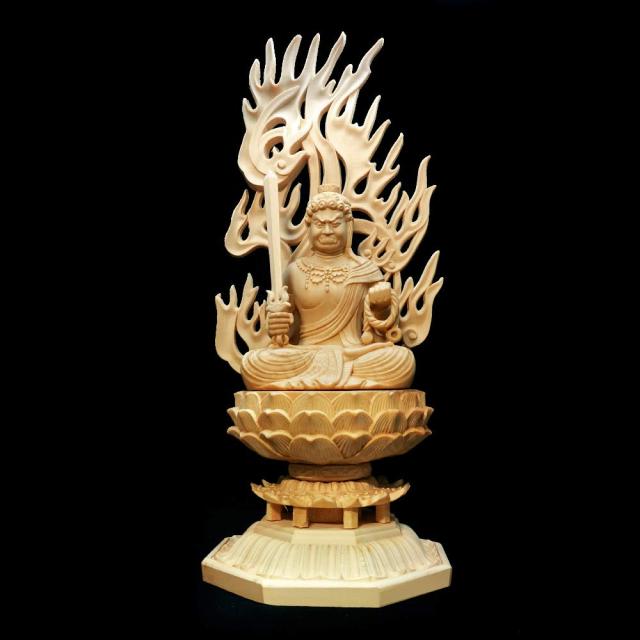 仏像 木彫り 不動明王 仏壇仏像 置物 桧木製 守り本尊 祈る 厄除け 八角台座 火炎光背 (高さ28cm×巾12cm×奥行12cm)