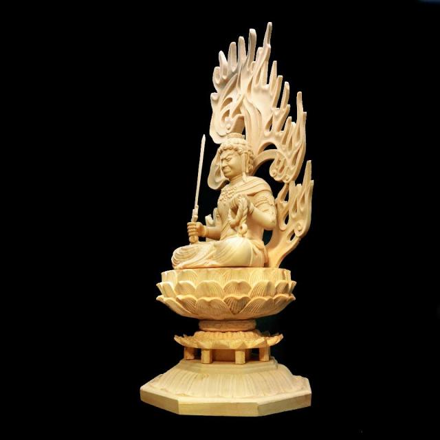 仏像 木彫り 不動明王 仏壇仏像 置物 桧木製 守り本尊 祈る 厄除け 八角台座 火炎光背 (高さ28cm×巾12cm×奥行12cm)