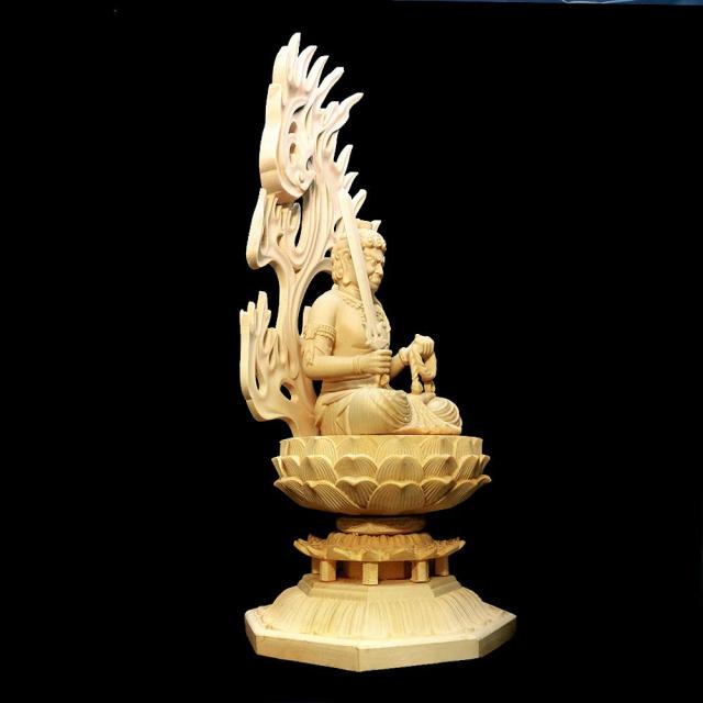 仏像 木彫り 不動明王 仏壇仏像 置物 桧木製 守り本尊 祈る 厄除け 八角台座 火炎光背 (高さ28cm×巾12cm×奥行12cm)