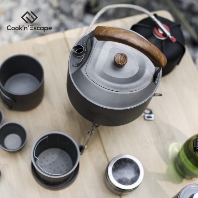 COOK’N’ESCAPE チタン ケトル&マグ セット 軽量 コンパクト アウトドア 自宅用 ティー&コーヒーセット キャンプ 旅行 Polar Night Serieの通販は COOK’N’ESCAPE チタン ケトル&マグ セット 軽量 コンパクト アウトドア 自宅用 ティー&コーヒーセット キャンプ 旅行 Polar Night Serieの通販は