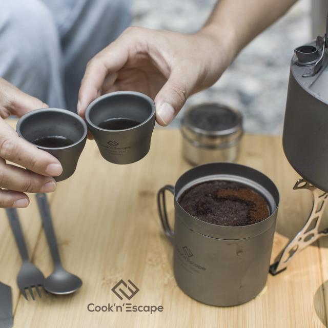 COOK’N’ESCAPE チタン ケトル&マグ セット 軽量 コンパクト アウトドア 自宅用 ティー&コーヒーセット キャンプ 旅行 Polar Night Serieの通販は COOK’N’ESCAPE チタン ケトル&マグ セット 軽量 コンパクト アウトドア 自宅用 ティー&コーヒーセット キャンプ 旅行 Polar Night Serieの通販は