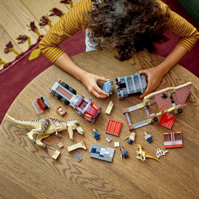 レゴ(LEGO) ジュラシック・ワールド おもちゃ 恐竜 T-レックスとアトロキラプトルの大脱走 クリスマスプレゼント クリスマス 76948 ブロ