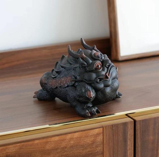 龍角 金蟾 銭蛙　三足 置物 オブジェ 動物 インテリア 磁器製　長さ1６cm幅14cm高さ11.5cm