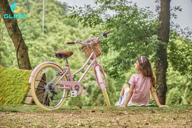 Glerc 女の子自転車 可愛い小中学生自転車 シティーサイクル ママチャリ レトロ おしゃれ 手編み藤カゴ付き SHIMANOシマノ6段変速 リアギ