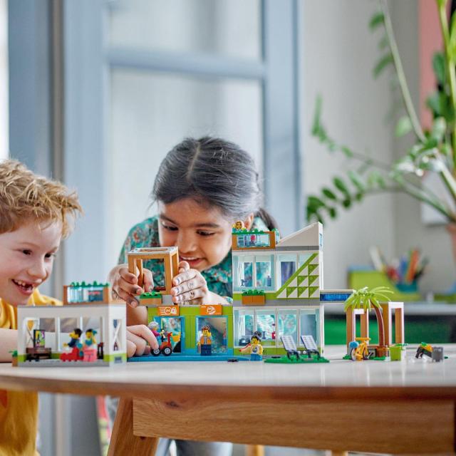 レゴ(LEGO) シティ アパート 60365 おもちゃ ブロック プレゼント 街づくり 家 おうち 男の子 女の子 6歳 ~