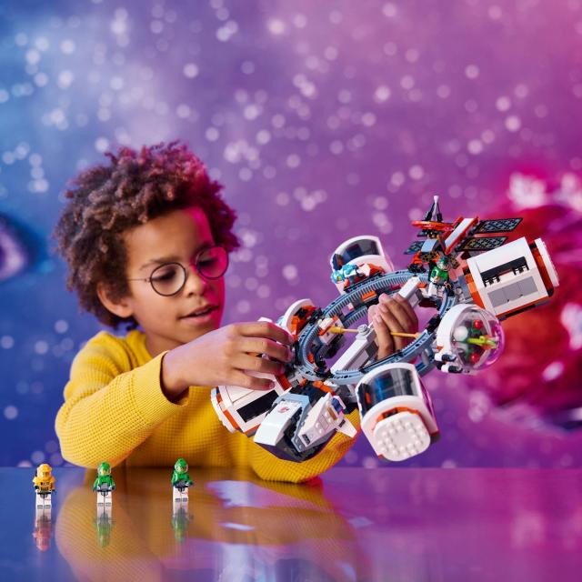レゴ(LEGO) シティ モジュラー宇宙ステーション おもちゃ 玩具 プレゼント 誕生日 ブロック クリスマス 男の子 女の子 子供 7歳 8歳 9歳