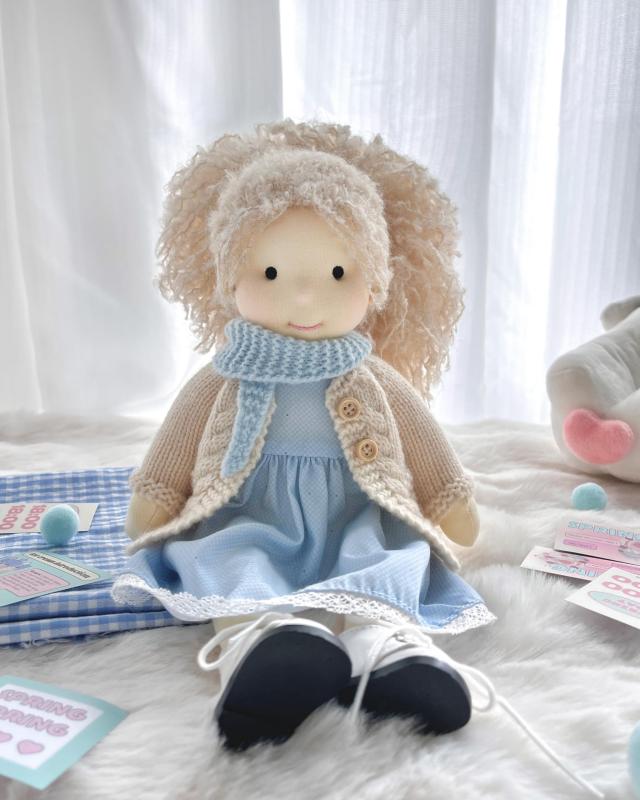 BlissfulPixie ウォルドルフ人形 手作り人形 Waldorf Doll - Florke 30cm 柔らかい 女の子 かわいい ぬいぐるみ 子供たちに最適な人形